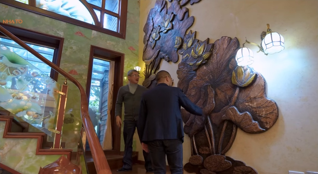 Dọc tường là bức tranh hoa sen bằng đồng lá (đồng dát mỏng).