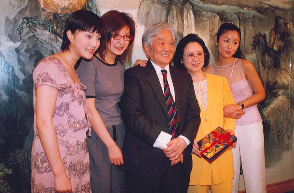 Phạm Băng Băng, Triệu Vy và Lâm Tâm Như bên nữ sĩ Quỳnh Dao