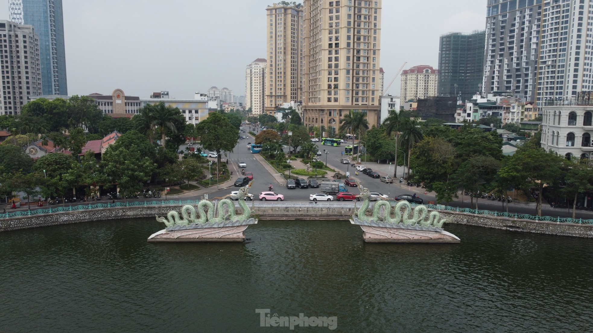 Chủ tịch UBND thành phố Hà Nội cho biết việc lấy nước từ sông Hồng về hồ Tây nên có hai đường ống. Cụ thể, một đường bổ cập cho hồ Tây khi cần thiết; đường còn lại thường xuyên bổ cập nước cho sông Tô Lịch, chạy độc lập bằng ống thép, đi ngầm dưới lòng hồ, bơm thẳng vào sông Tô Lịch để không pha loãng nước hồ Tây.