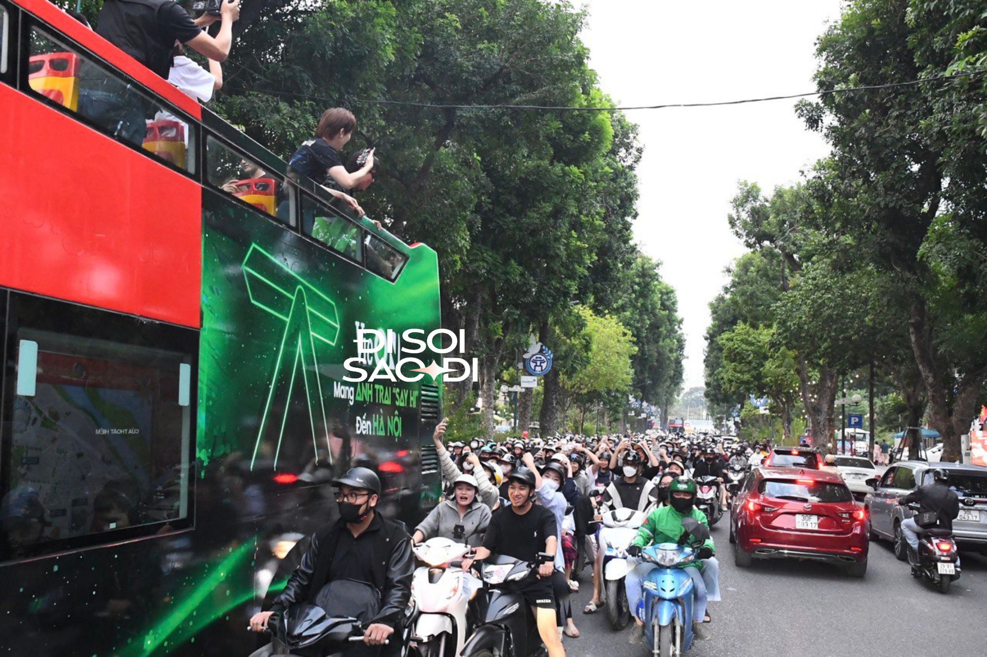 Đông fan chạy xe máy phía sau