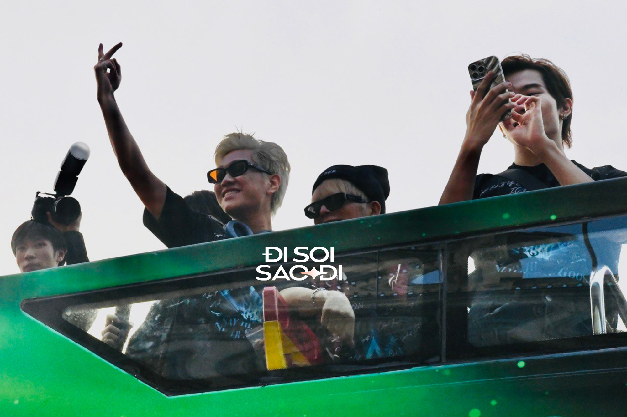 Các Anh Trai hào hứng ghi lại khoảnh khắc đặc biệt