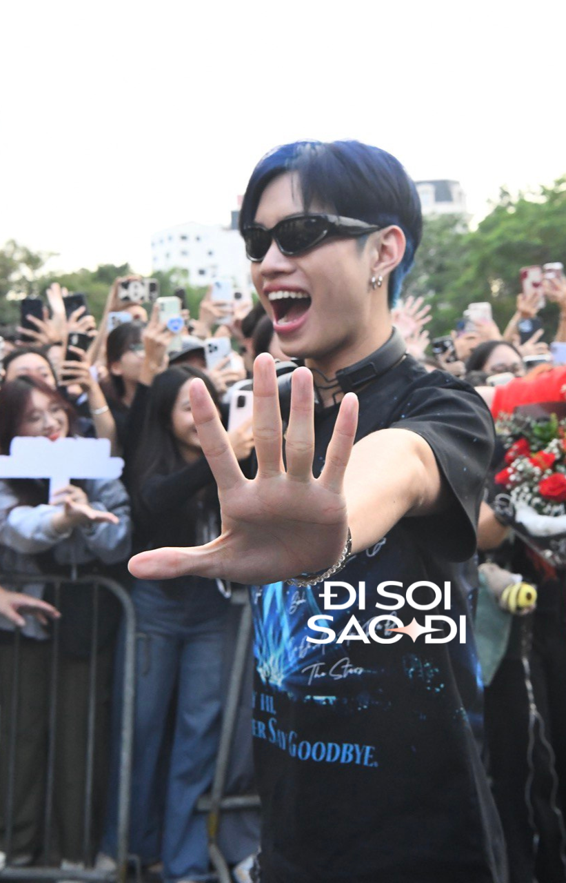 Pháp Kiều tràn đầy năng lượng khi giao lưu với mọi người