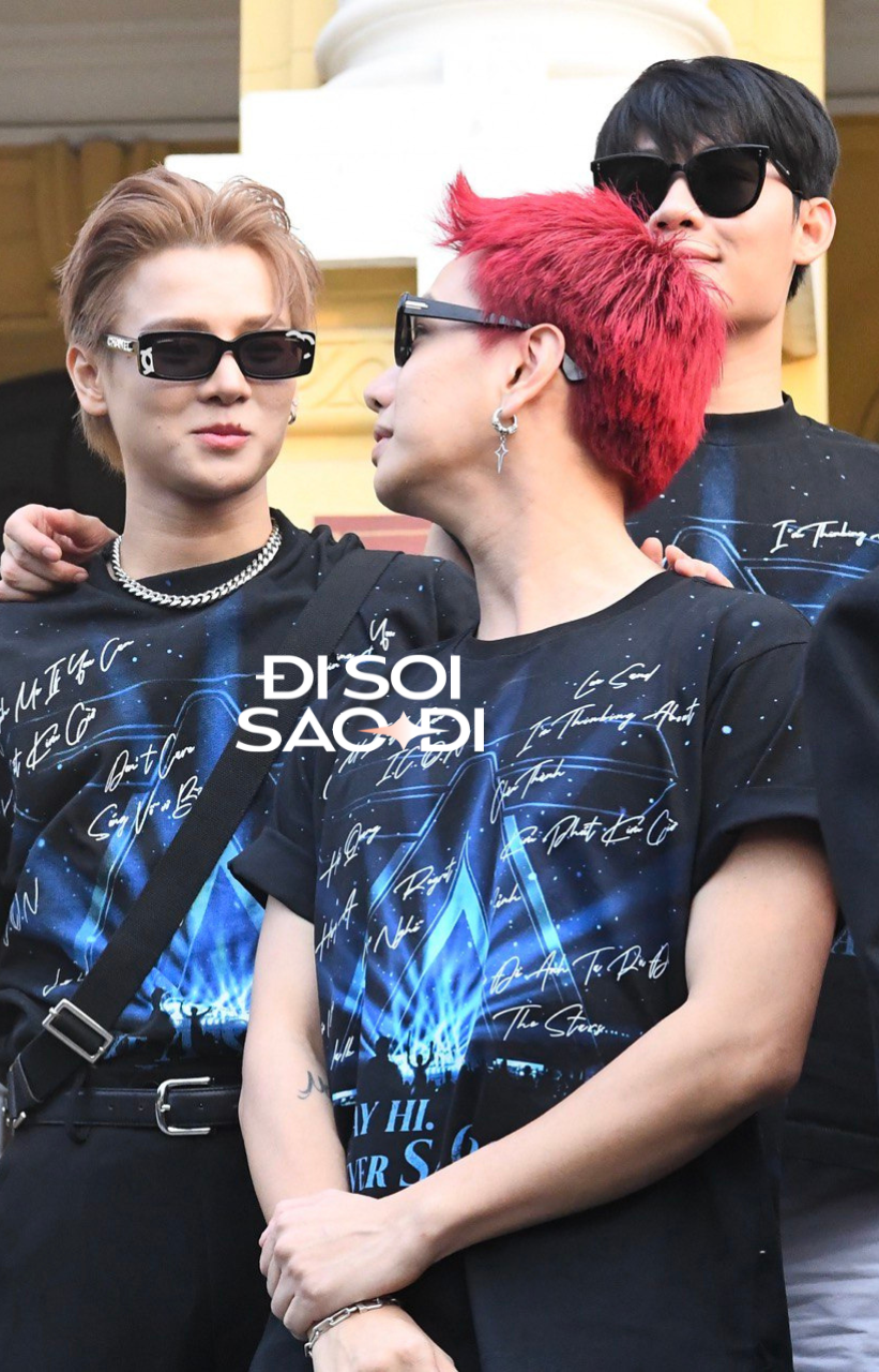 Khoảnh khắc Lou Hoàng mải mê trò chuyện với Phạm Đình Thái Ngân