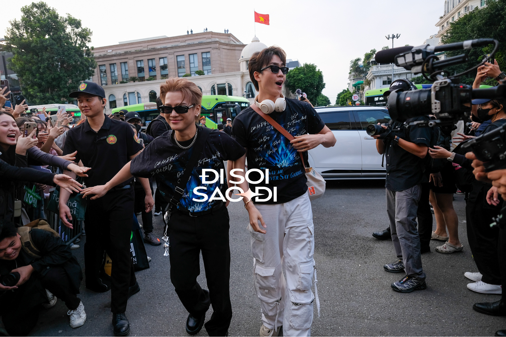 Phạm Đình Thái Ngân và Vũ Thịnh bất ngờ trước sự chào đón quá nhiệt tình từ người hâm mộ tại Hà Nội