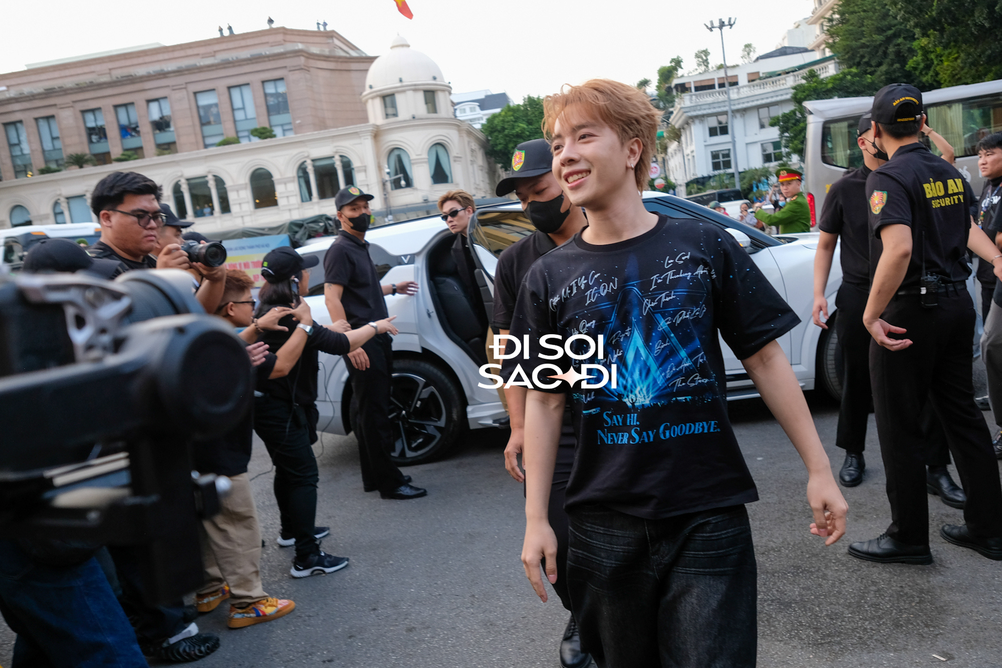 Nicky thân thiện tương tác với fan