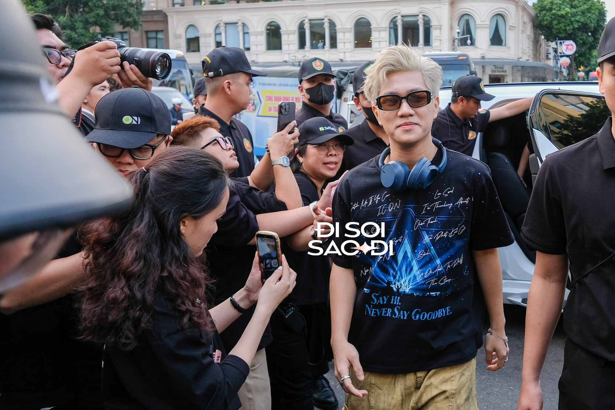 Captain Boy xuất hiện tại Nhà Hát Lớn Hà Nội