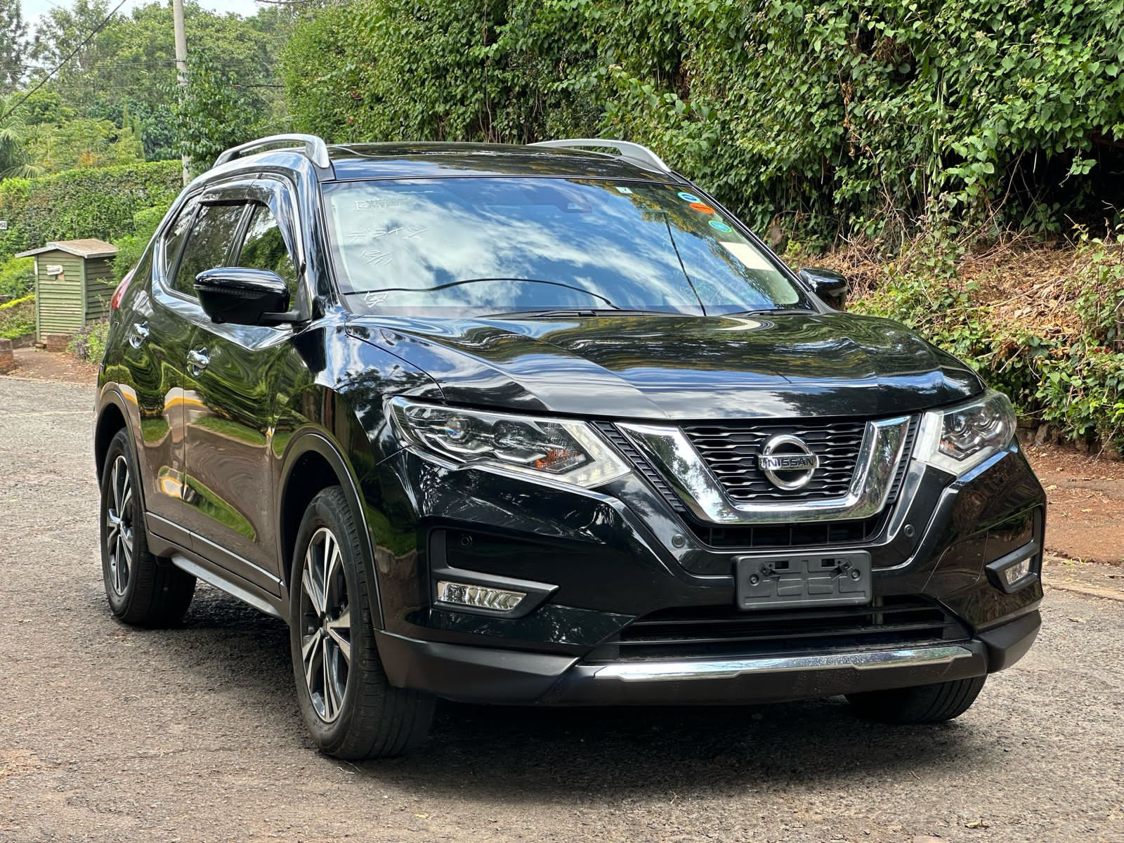 Nissan X-Trail đời 2017 có 3 phiên bản là 2.0 L 2WD, 2.0L SL 2WD và 2.5L SV 4WD. Ảnh: Carforsales