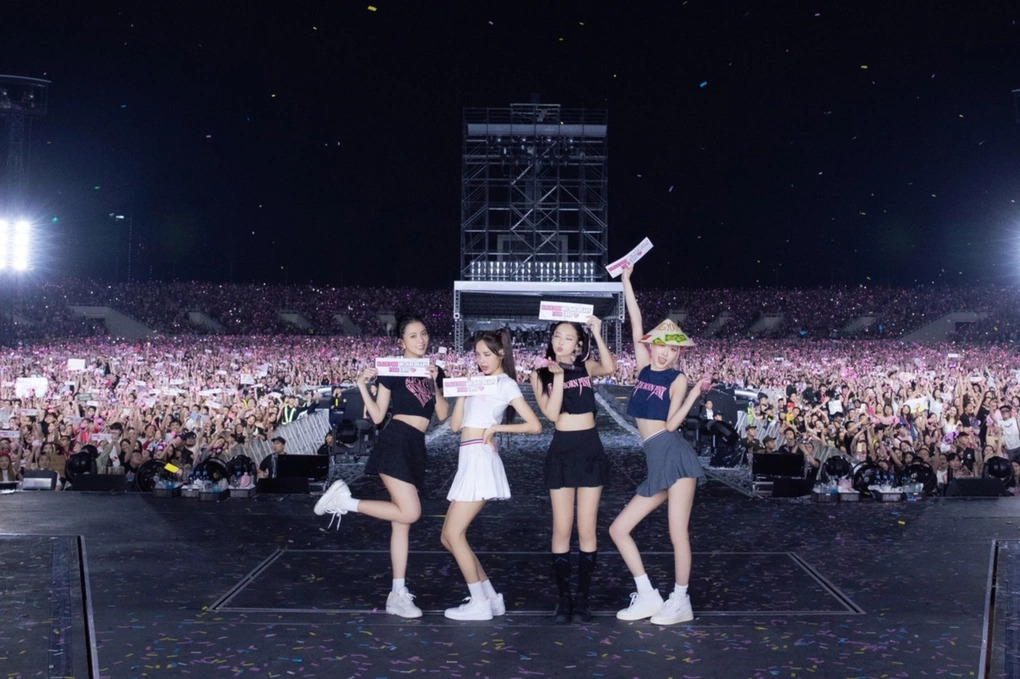 Nhìn sân khấu khổng lồ ngay giữa sân Mỹ Đình, khán giả như có cảm giác quay lại concert Born Pink của BLACKPINK