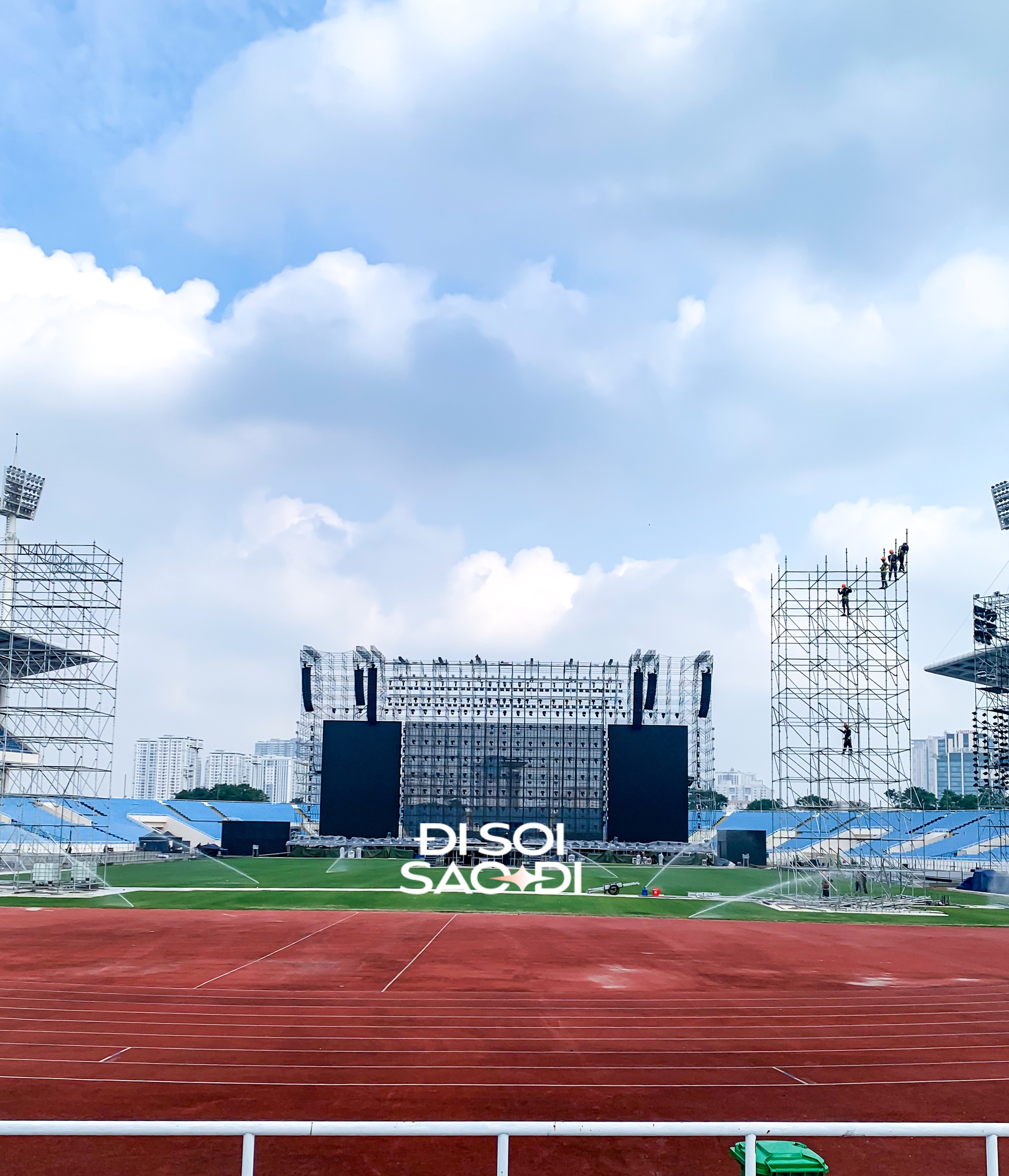 Cận cảnh sân khấu của concert Anh Trai Say Hi giữa sân Mỹ Đình