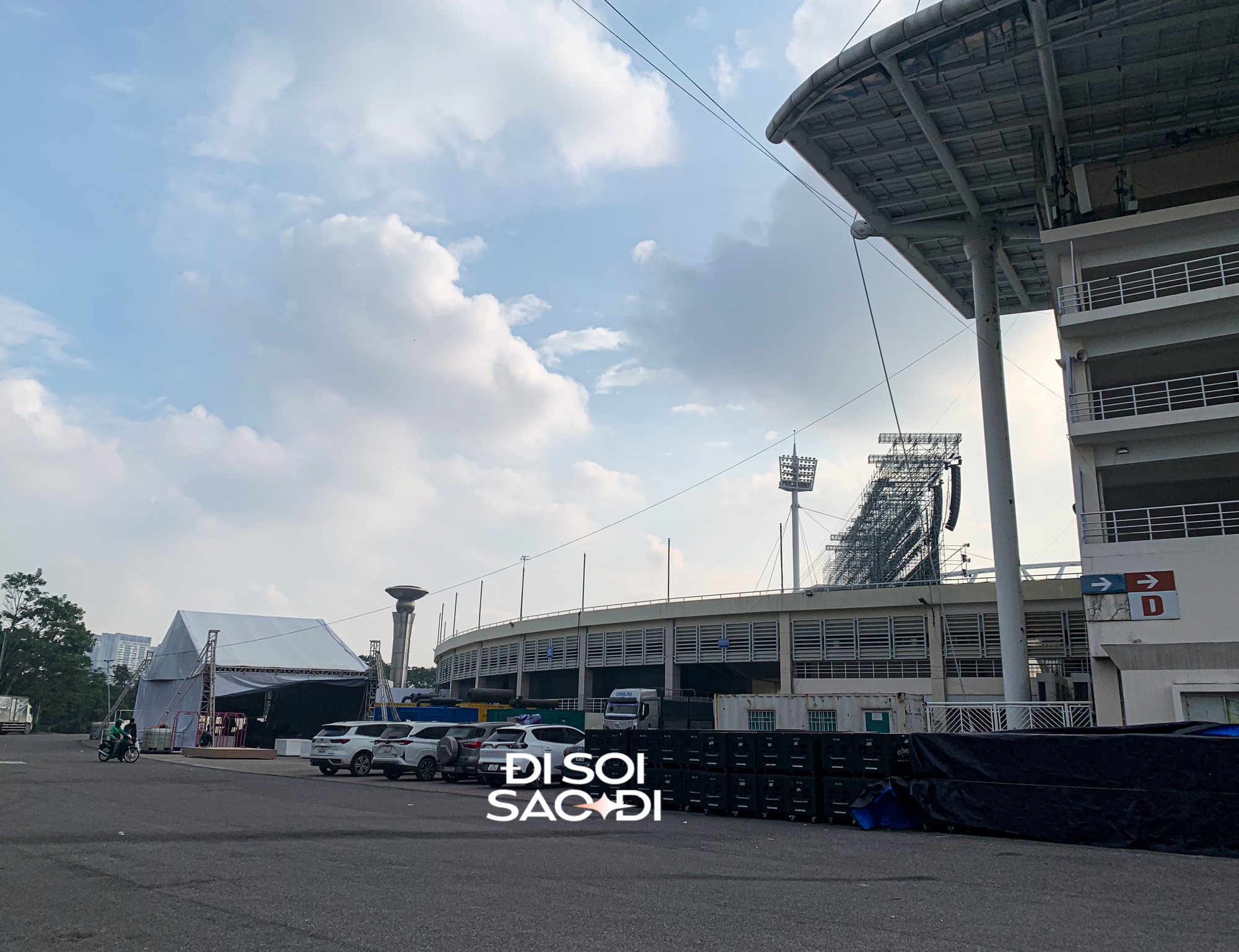 Phía ngoài sân Mỹ Đình