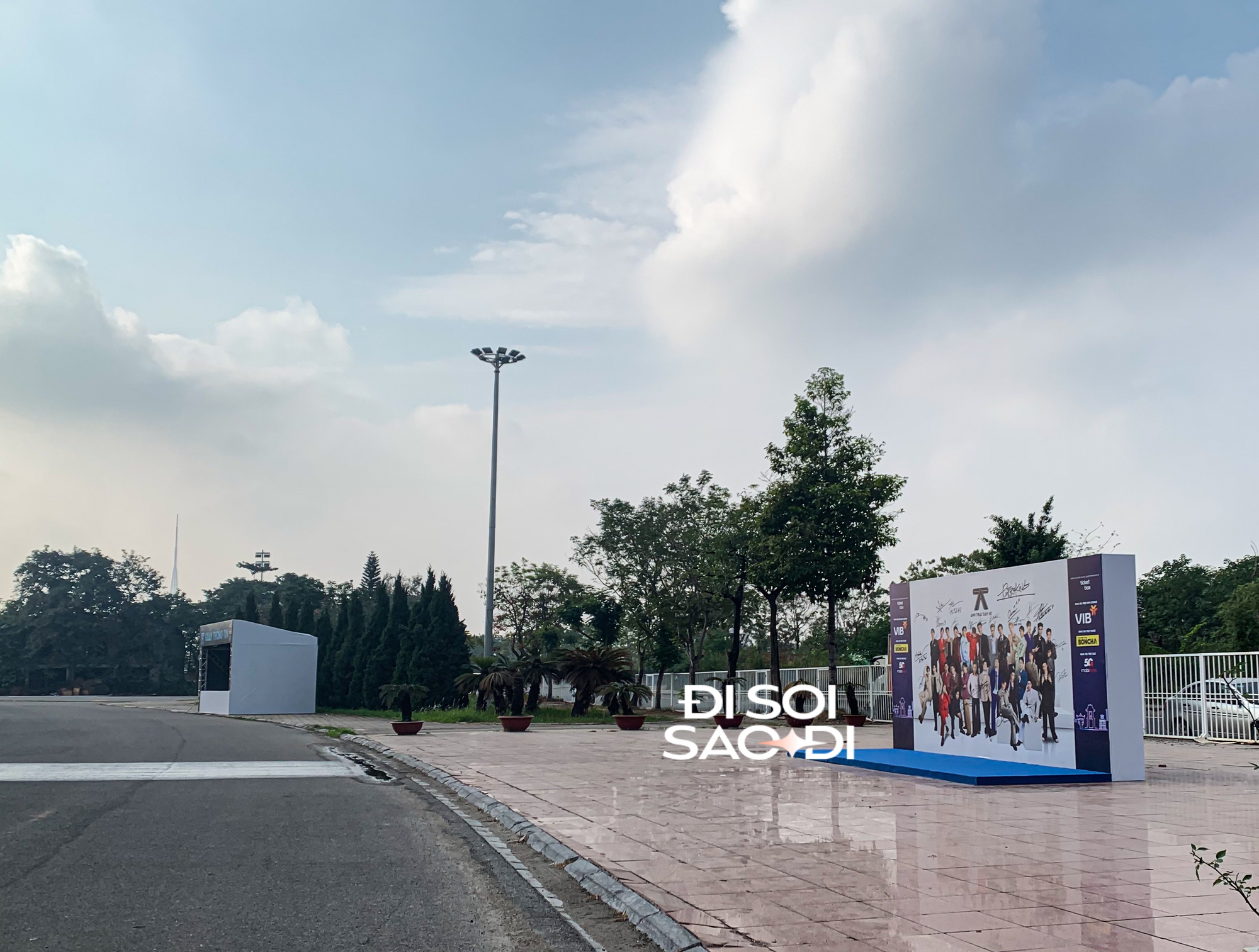 Khu vực check-in với poster 30 Anh Trai