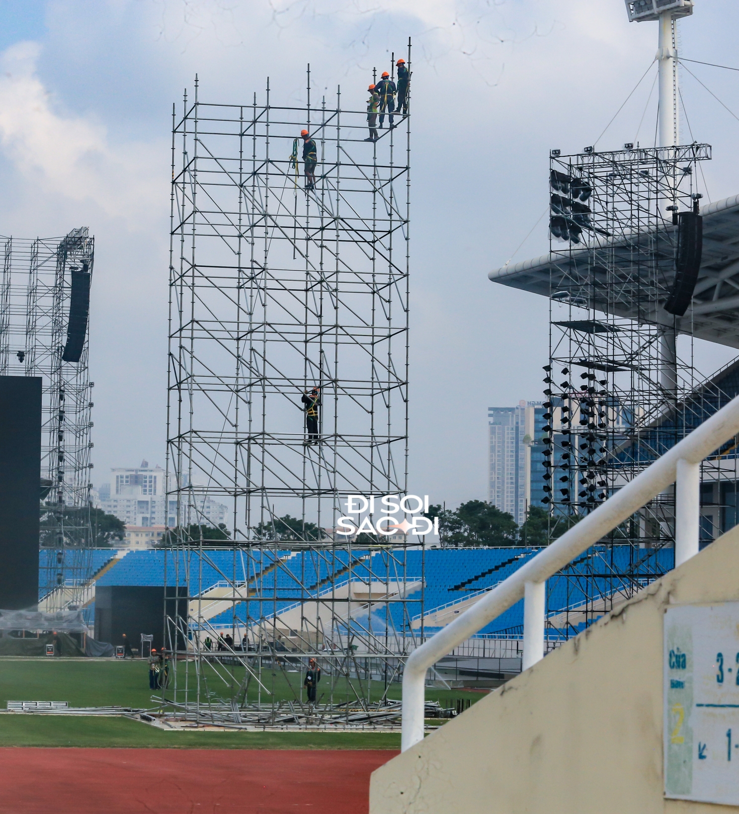 Khung giàn giáo khổng lồ