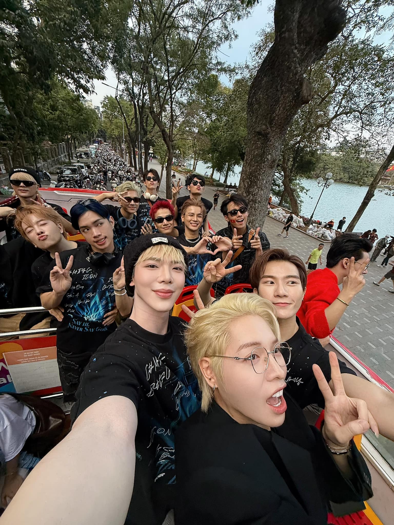 Dàn Anh Trai Say Hi gây náo loạn khi đổ bộ đến Hà Nội