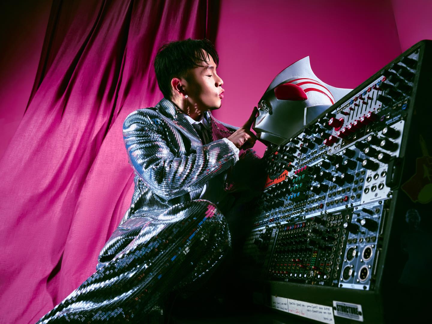 Với riêng Binz, anh giữ trọn vẹn tinh thần bolero trong những bản phối điện tử