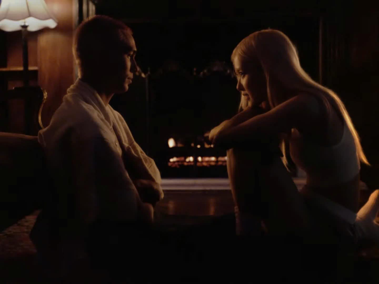 Ánh mắt si tình của Rosé trong MV mới