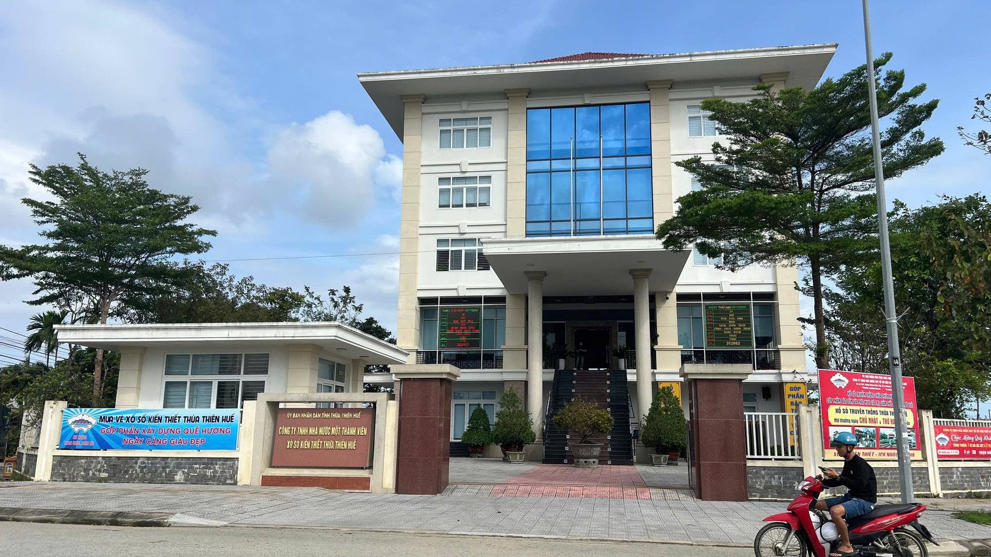 Trụ sở Công ty XSKT Thừa Thiên - Huế nằm ở địa bàn thị xã Hương Thuỷ.