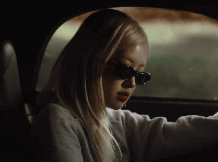 MV mở đầu với phân cảnh Rosé gặp nam chính trên đường