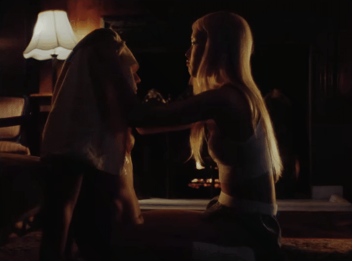 Rosé lần đầu khoá môi trai lạ