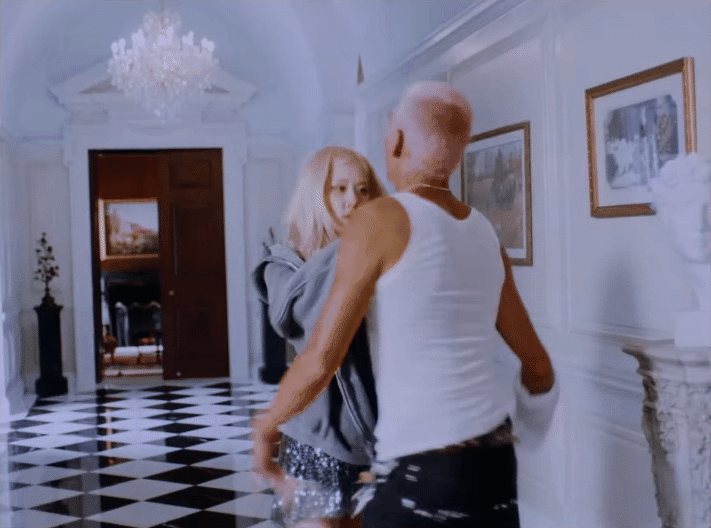 Mối tình đi qua nhiều cung bậc ngọt ngào, nhưng bên trong là sự sắp đặt, thao túng của nam chính