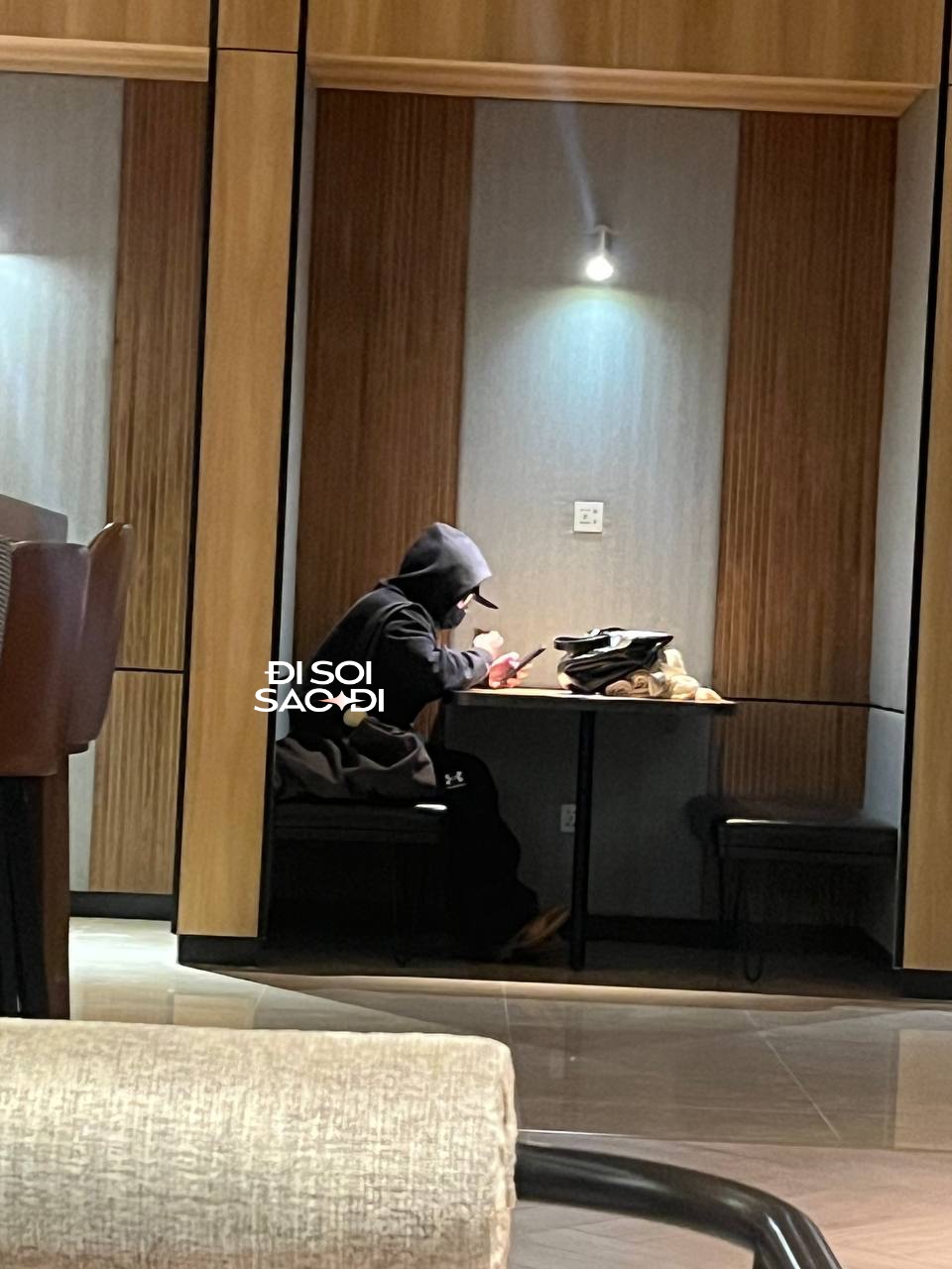 Hình ảnh Negav trùm kín mít trong ngày đầu tiên đáp chuyến bay đến Hà Nội