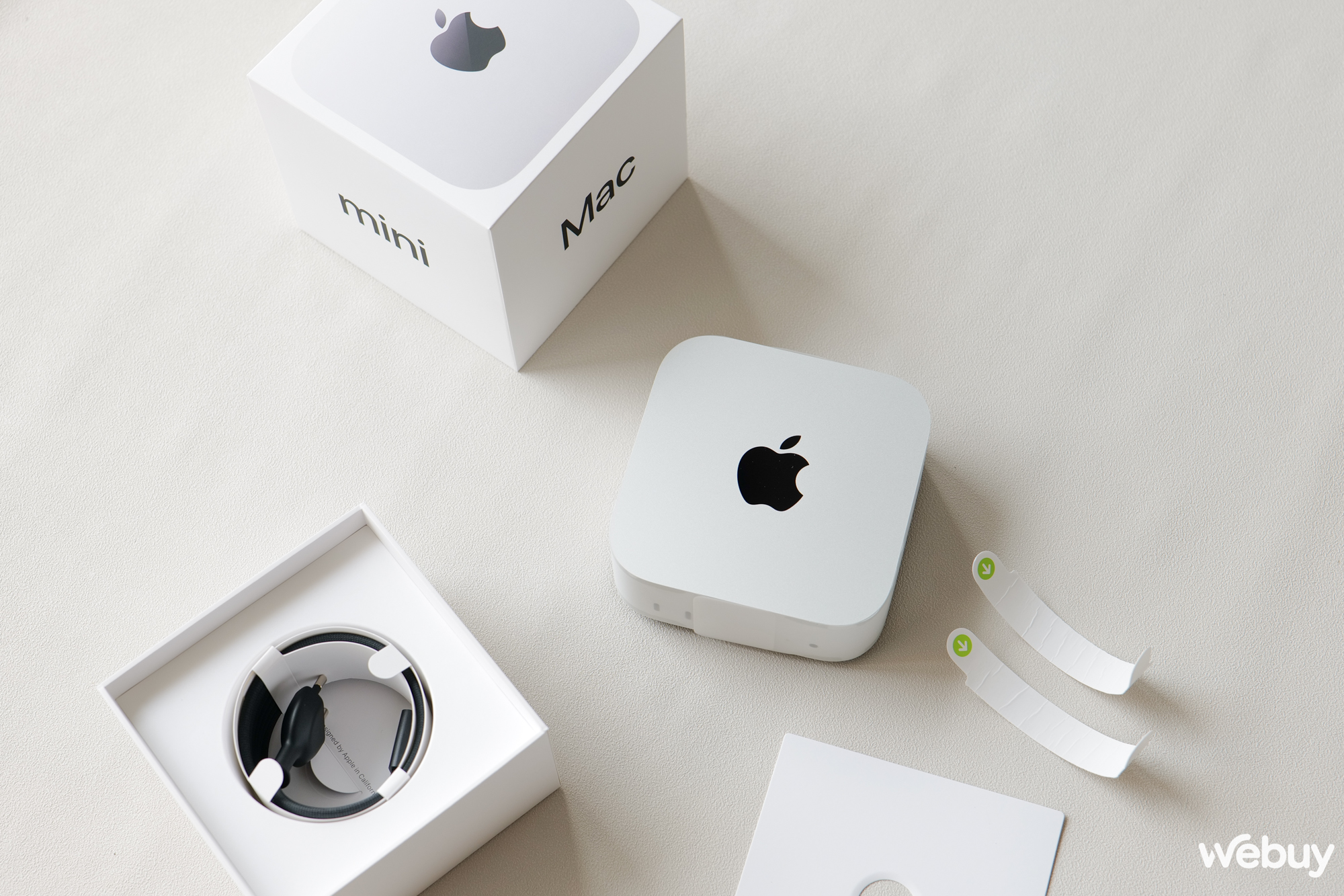 Bên dưới máy như thường lệ là các loại giấy tờ hướng dẫn và cuối cùng là dây nguồn được bọc lớp bảo vệ chắc chắn trông rất cao cấp.