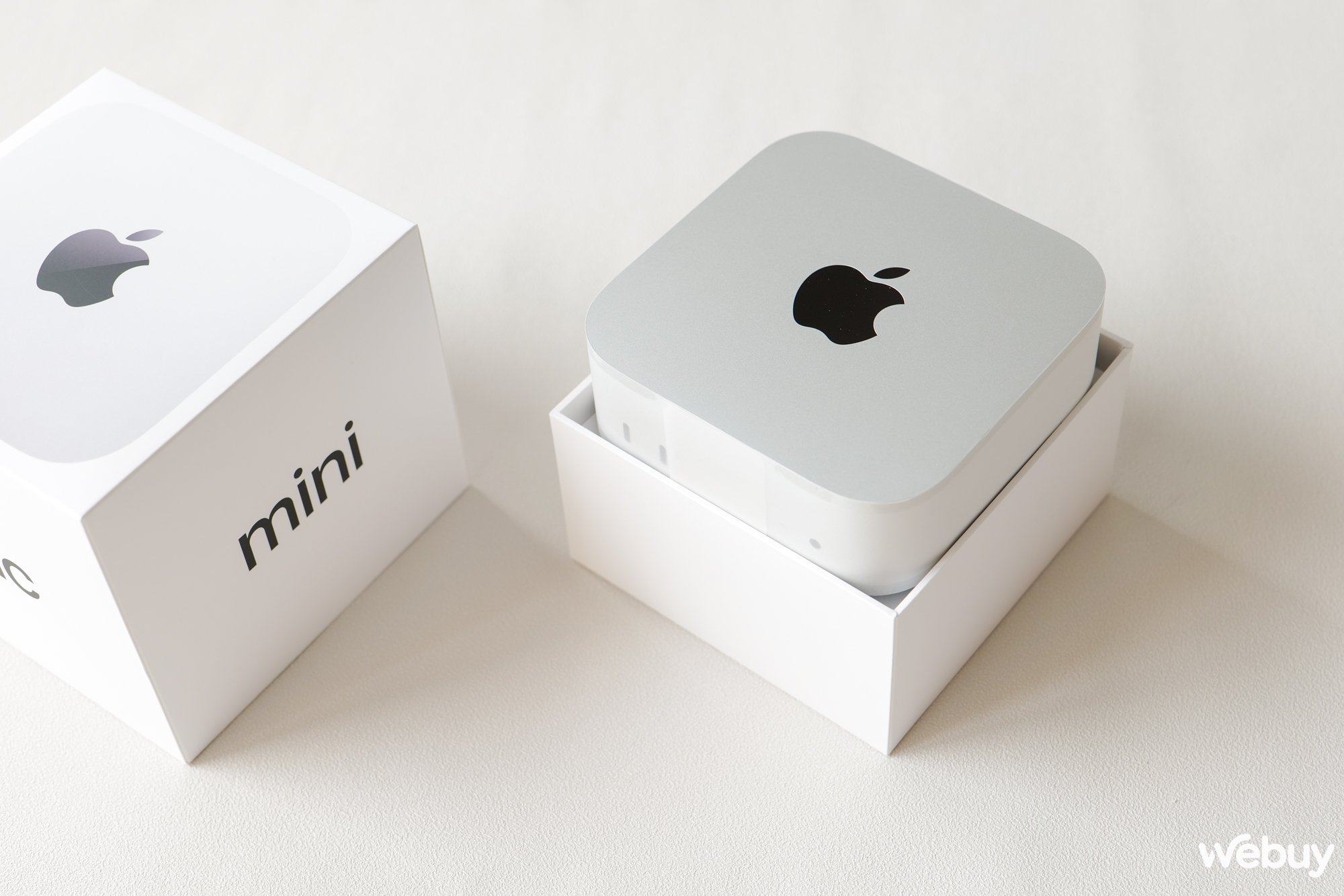 Có một lớp vỏ giấy bọc xung quanh để tránh máy trầy xước trong quá trình vận chuyển, tháo lớp này ra là Mac mini mới sẽ lộ diện hoàn toàn.