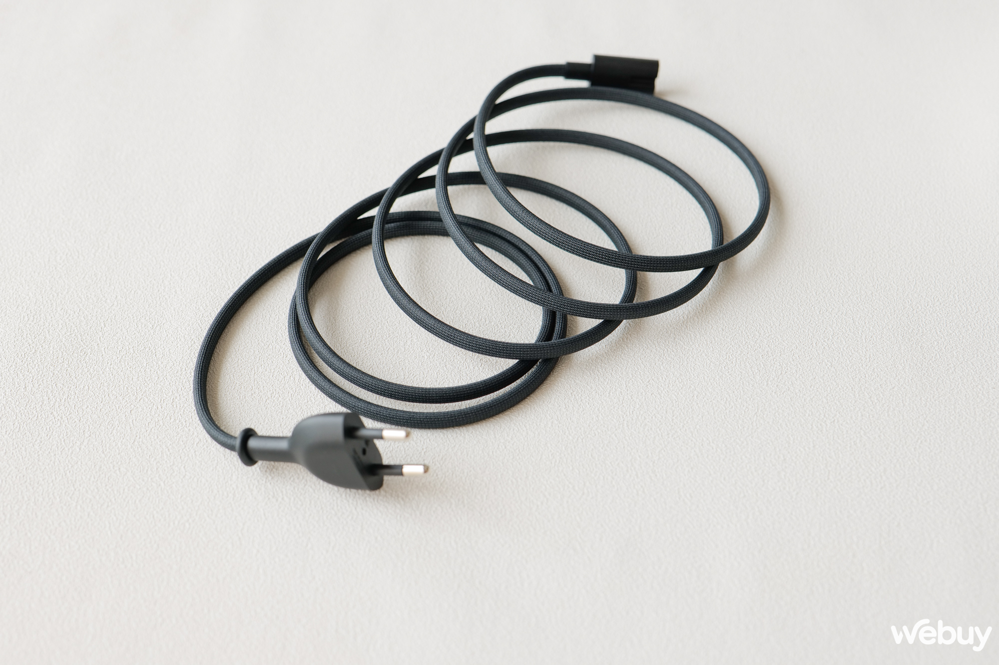 Bản thân sợi dây này đơn thuần chỉ là dây nguồn. Đến đây, tôi chợt nhìn lại chiếc Mac mini đang nằm kế bên và nhận thấy thật sự rất ấn tượng khi Apple có thể đưa bộ chuyển đổi nguồn vào bên trong chiếc máy bé xíu kia.