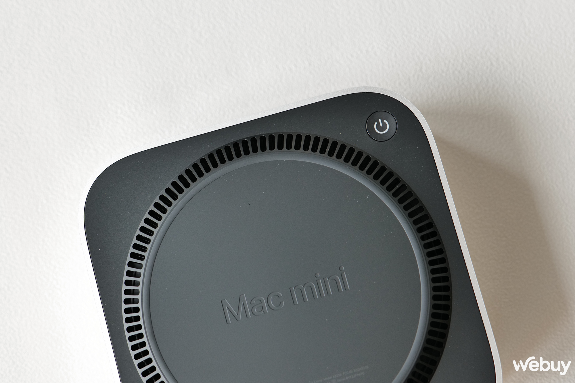 Phần đáy có logo Mac mini được in chìm vào trong, cũng như có một vòng cao su giúp máy bám chắc hơn trên bàn.