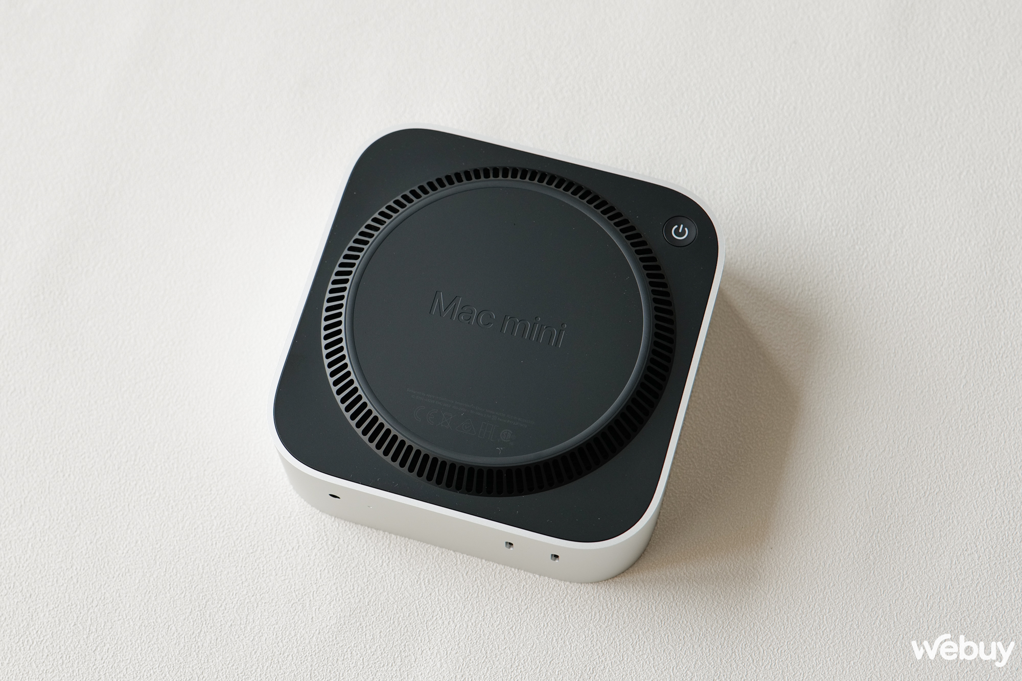 Đi hết các mặt thì dường như chúng ta đã quên đi một bộ phận quan trọng, đó chính là nút nguồn. Apple không còn lạ gì với các thiết kế gây tranh cãi, trước đây có cổng sạc Magic Mouse nằm dưới con chuột và giờ thì nút nguồn nằm dưới Mac mini mới.