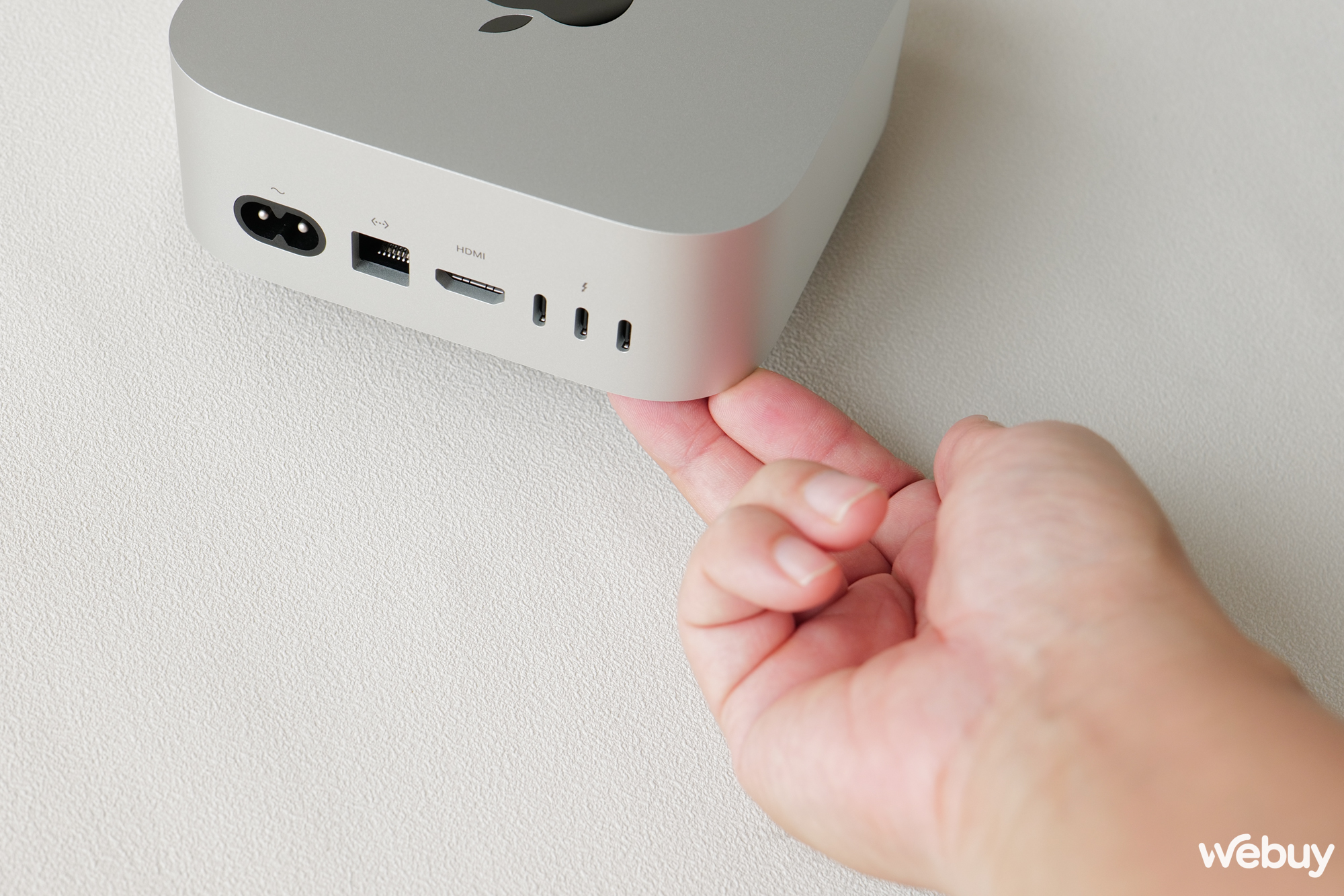 Tôi đã thử đưa một ngón tay xuống dưới để xem có chạm được nút nguồn không, nhờ máy rất nhẹ nên chạm được, nhưng vẫn phải nhấc máy lên một chút; hoặc có thể dùng 2 ngón tay, 1 ngón để nâng và 1 ngón để nhấn.