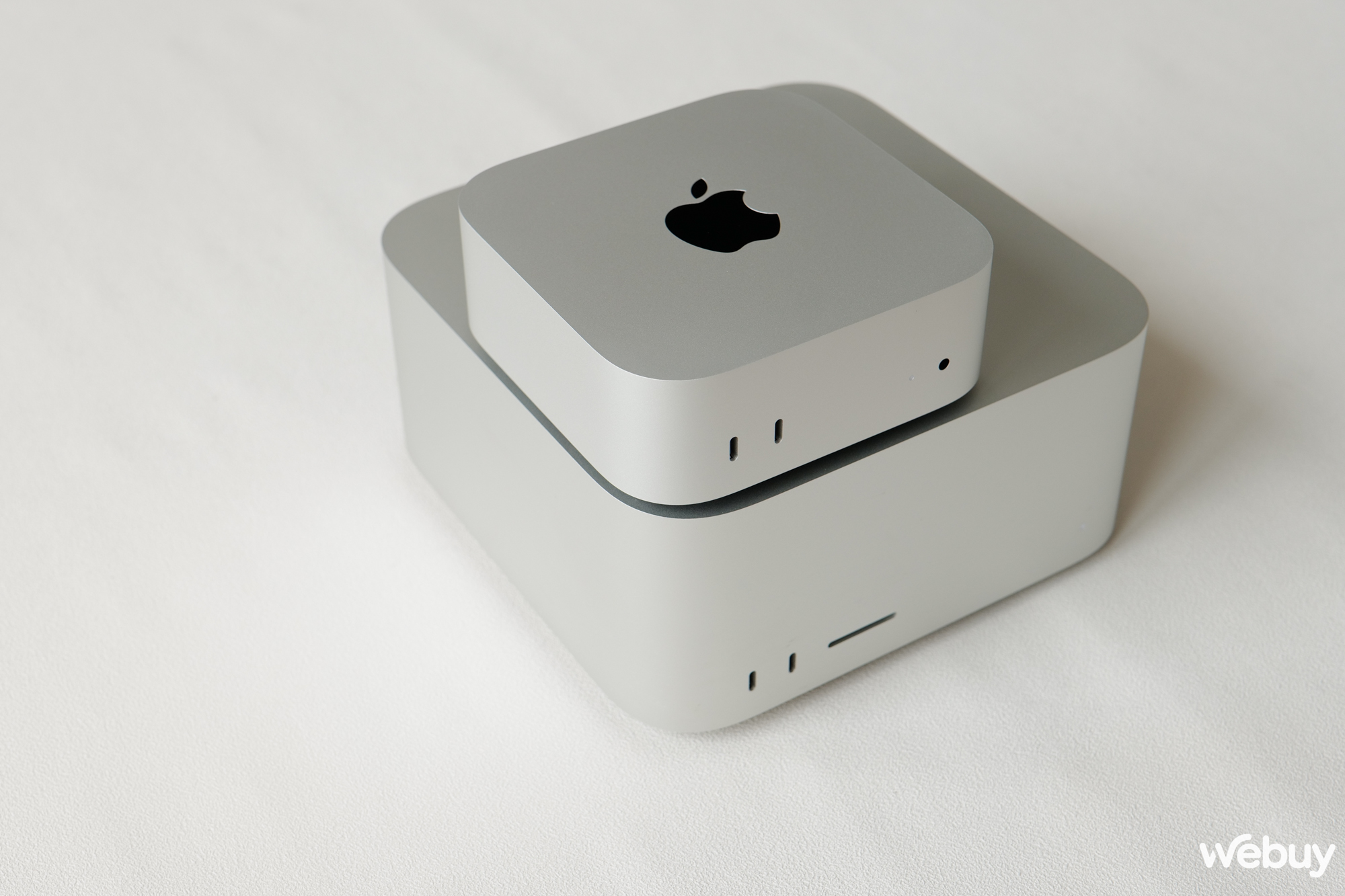 Nhìn tấm này có cảm giác như… bố đang cõng con trên lưng. Quả thật, so sánh cả hai thì Mac mini mới trông thật nhỏ bé biết bao, nhưng sức mạnh thì lại vô cùng đáng nể.