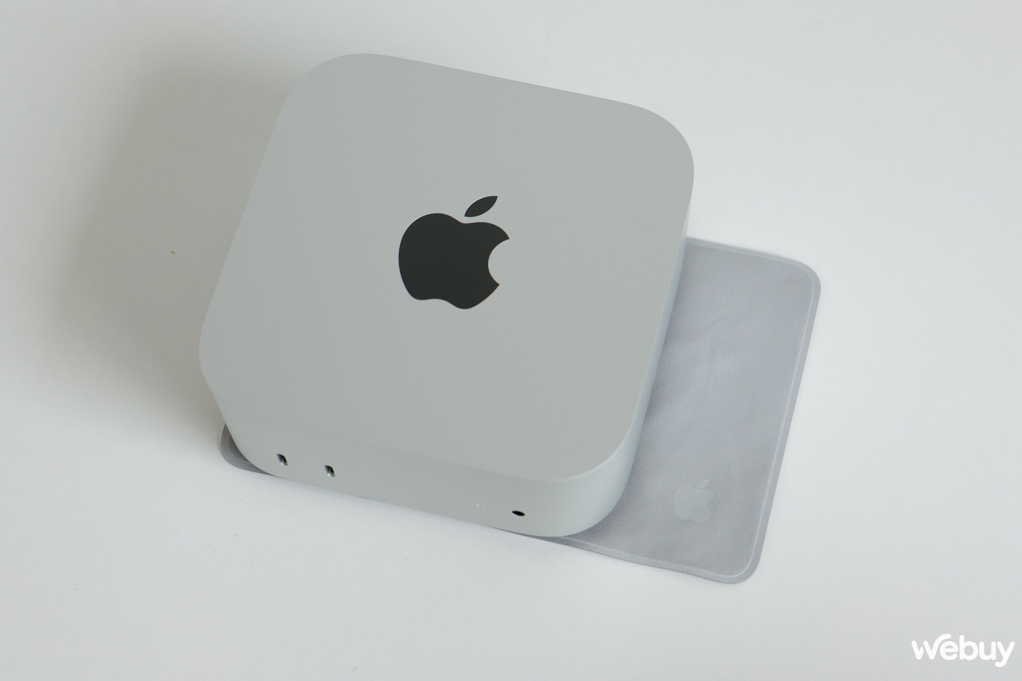 Và một vài so sánh vui vẻ nữa: Mac mini mới còn nhỏ hơn cả cái khăn lau mà Apple kèm theo trong hộp MacBook Pro 16 bản nano-texture năm nay.