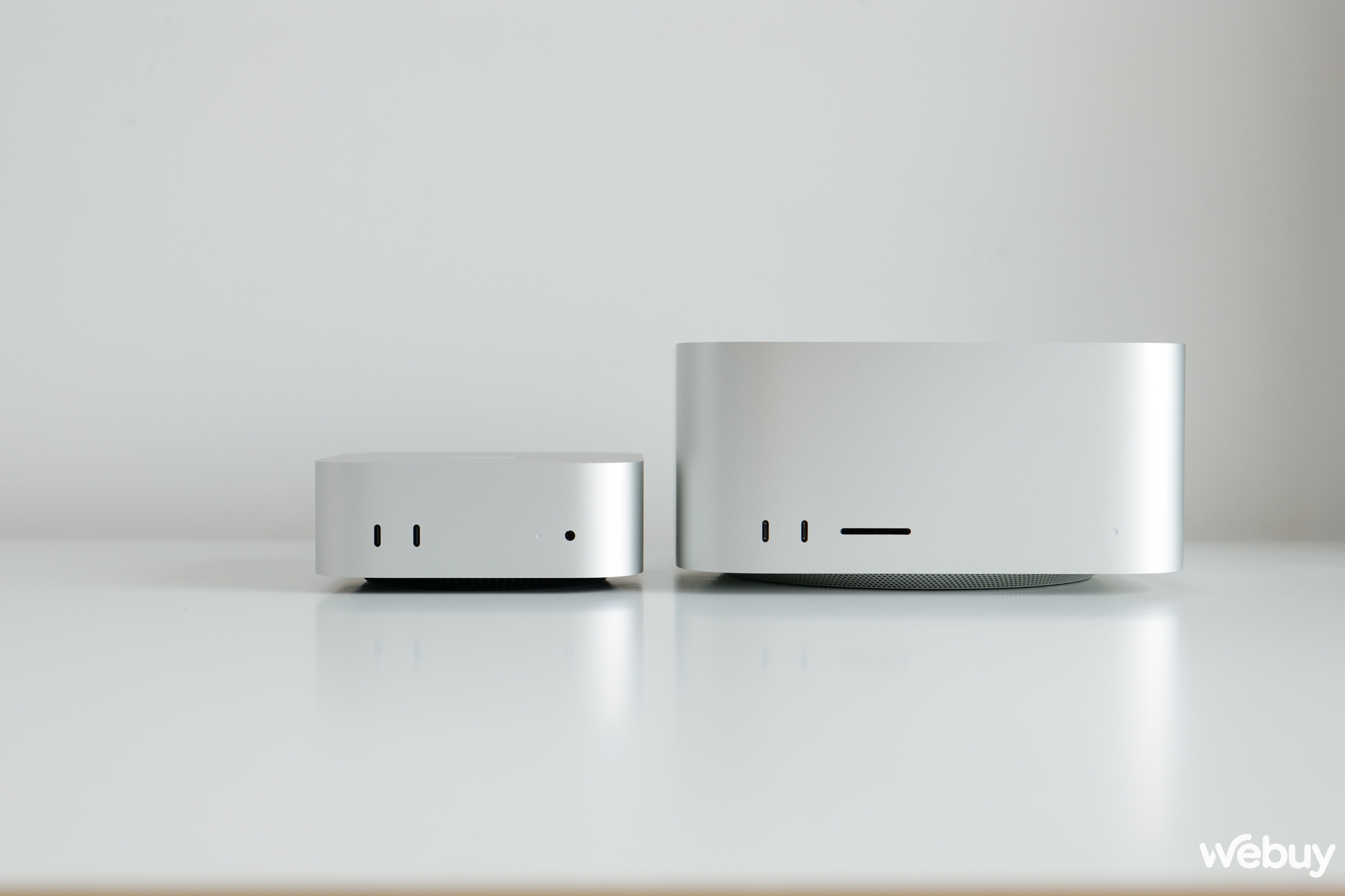 Tiếc là hiện tại tôi không có Mac mini M2 để so trực diện, nhưng có lẽ dùng Mac Studio M2 thay thế cũng được, vì nó có chiều dài và rộng ngang bằng Mac mini M2, nhưng chiều cao lên đến 9,5cm, gần gấp đôi Mac mini mới.