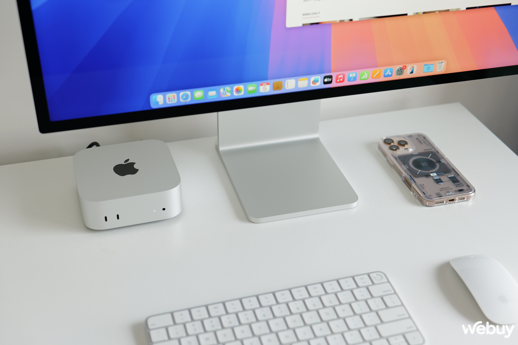 Kích thước gọn gàng của Mac mini M4/M4 Pro mang đến ấn tượng về sự nhỏ bé và sẽ dễ bố trí hơn trên bàn làm việc, chiếm ít diện tích hơn.