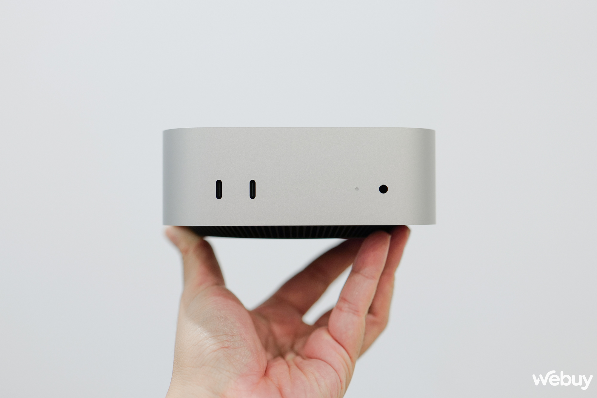 Cầm Mac mini mới trên tay, cảm giác đầu tiên là máy nhẹ, rất nhẹ! Theo thông số Apple đưa ra thì bản M4 chỉ nặng vỏn vẹn 0,67 kg và M4 Pro là 0,73 kg. Trong khi thế hệ trước nặng hơn 1 kg.