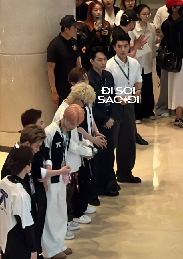 HIEUTHUHAI và HURRYKNG cũng đã xuất hiện và tham gia chung các hoạt động bên lề