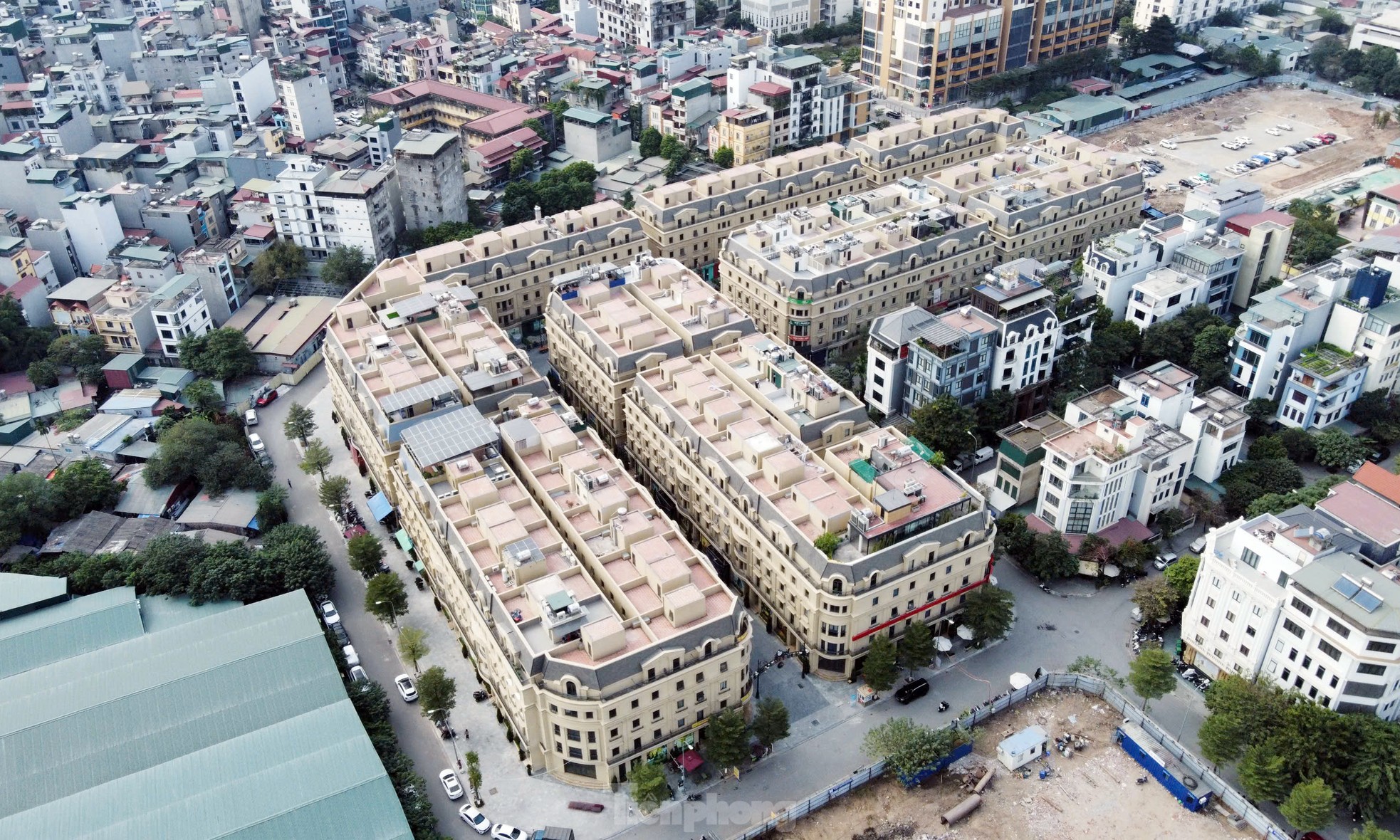 Những dãy biệt thự, nhà vườn tại khu đô thị mới Hạ Đình đã hoàn thiện, bán cho người dân về ở trong khi việc triển khai dự án nhà ở xã hội bị chậm, công trình hạ tầng xã hội, công trình công cộng vẫn 