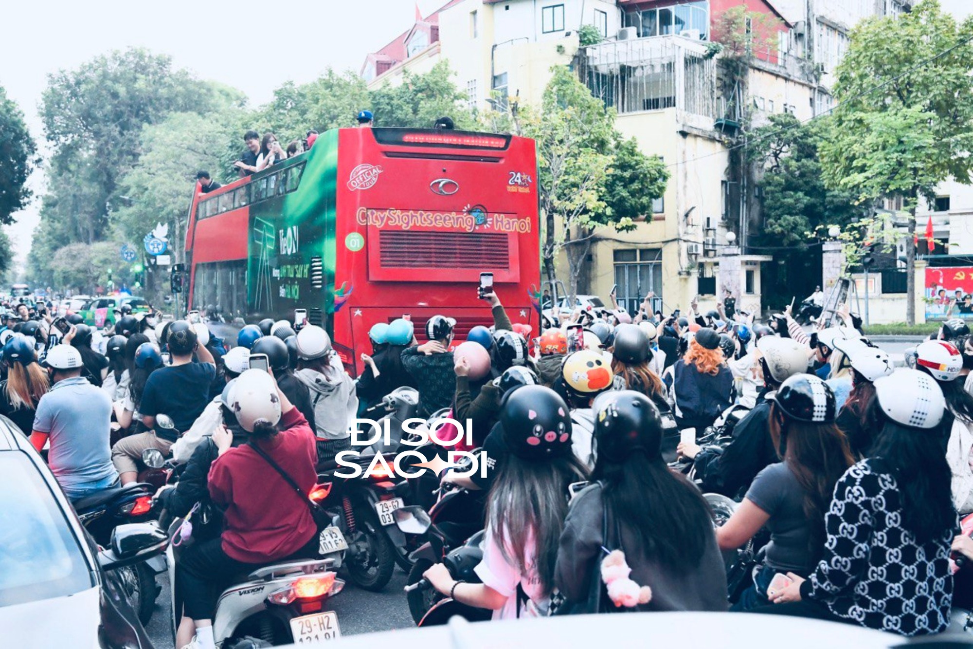 Sau đó các nghệ sĩ có buổi diễu hành trên đường phố Hà Nội, đông fan đã tập trung 