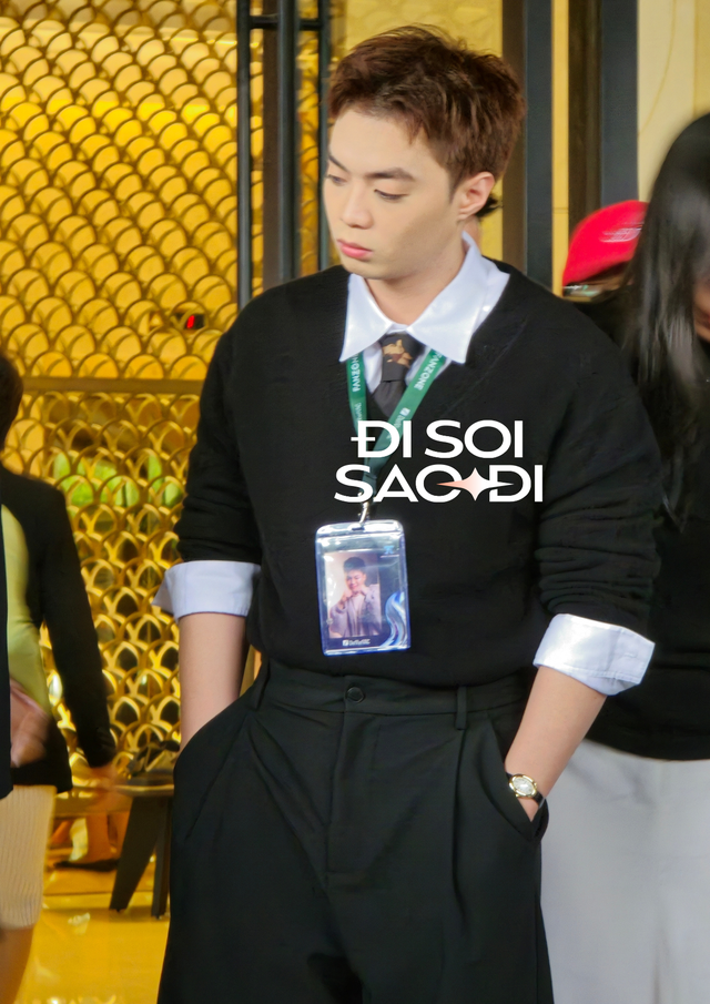 Khác với ngày đầu trùm kín mít, nam rapper thoải mái lộ diện