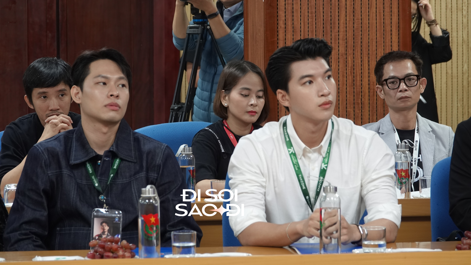 Trong khi đó HIEUTHUHAI và HURRYKNG ngồi cạnh nhau