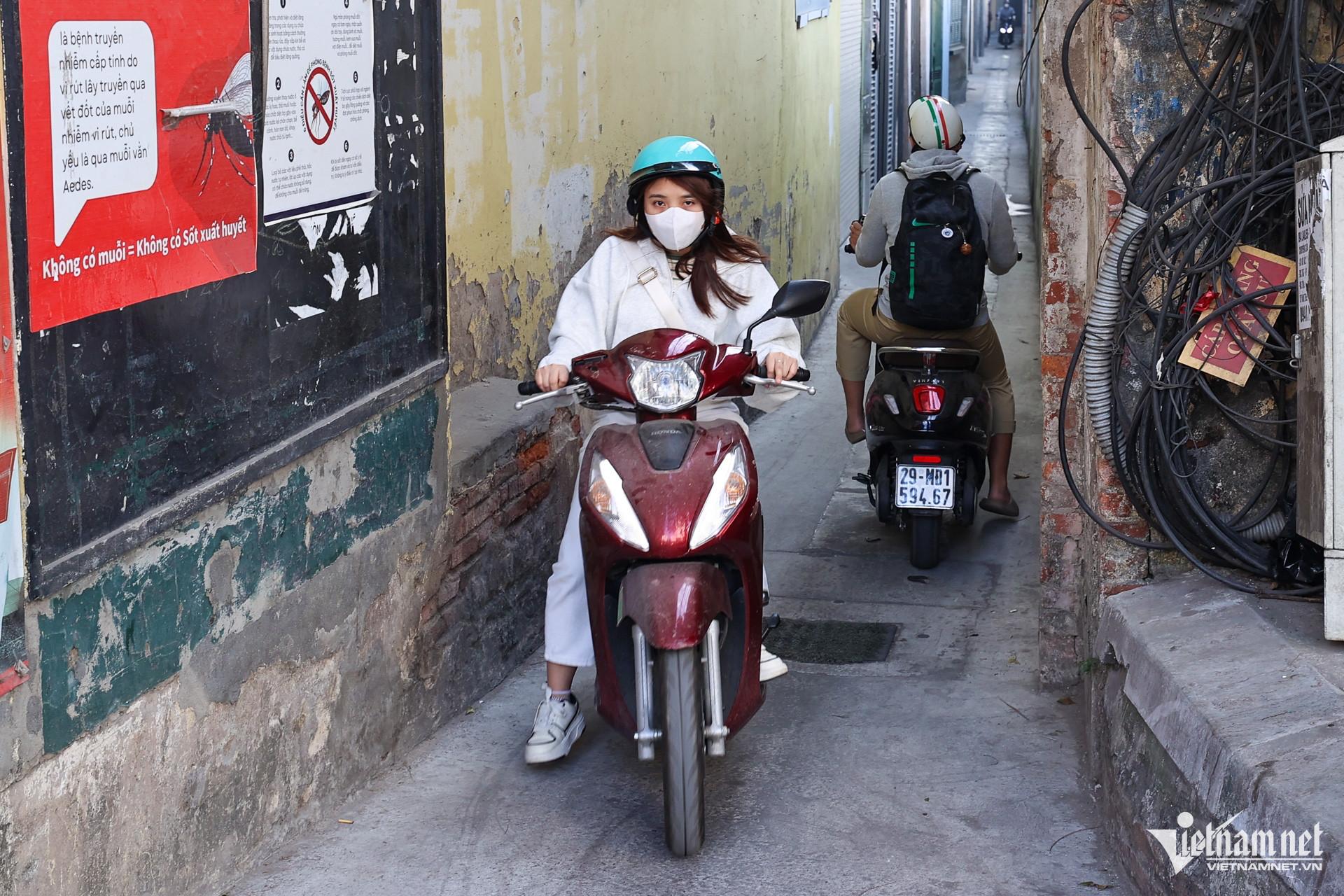 Trước đó, ông Trần Phan Thế Mỹ, Phó Chủ tịch UBND phường Thượng Đình (quận Thanh Xuân, Hà Nội) cho biết, việc người dân tự dựng barie ở các ngõ này là không đúng quy định pháp luật. UBND phường đã họp bàn cùng các cơ quan liên quan và đại diện Khu dân cư Cơ khí 2A, 2B để yêu cầu tháo dỡ.