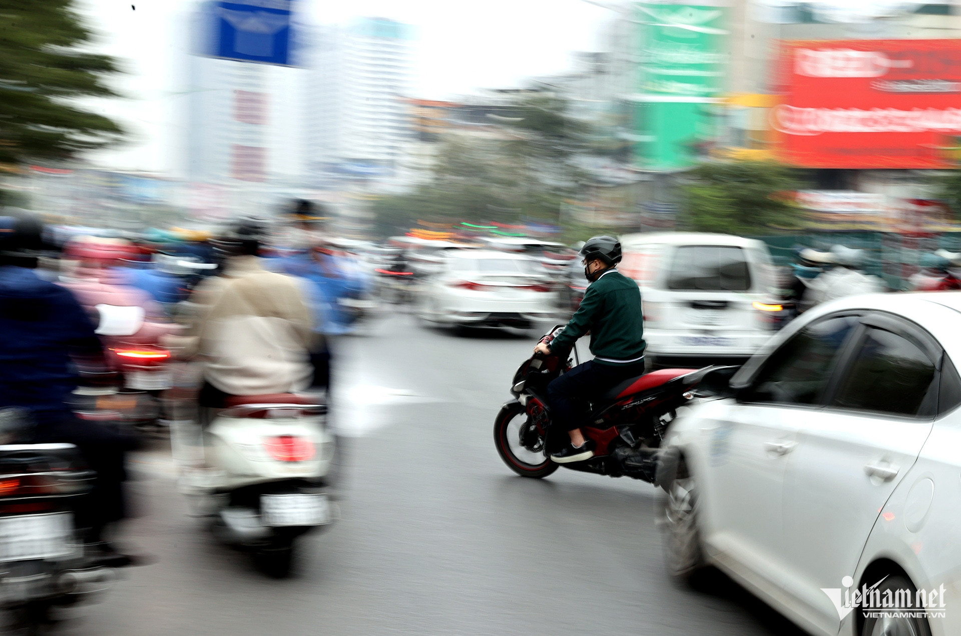 Hàng chục phương tiện bất chấp nguy hiểm, lao từ trong các ngõ 105 và 127 Nguyễn Trãi, tạt đầu ô tô, 