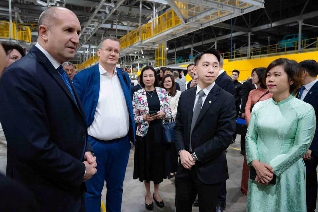 Phạm Nhật Minh Hoàng (thứ 2 từ phải sang) tiếp Tổng thống Bulgaria Rumen Radev đến thăm và làm việc tại Tổ hợp Nhà máy VinFast Hải Phòng