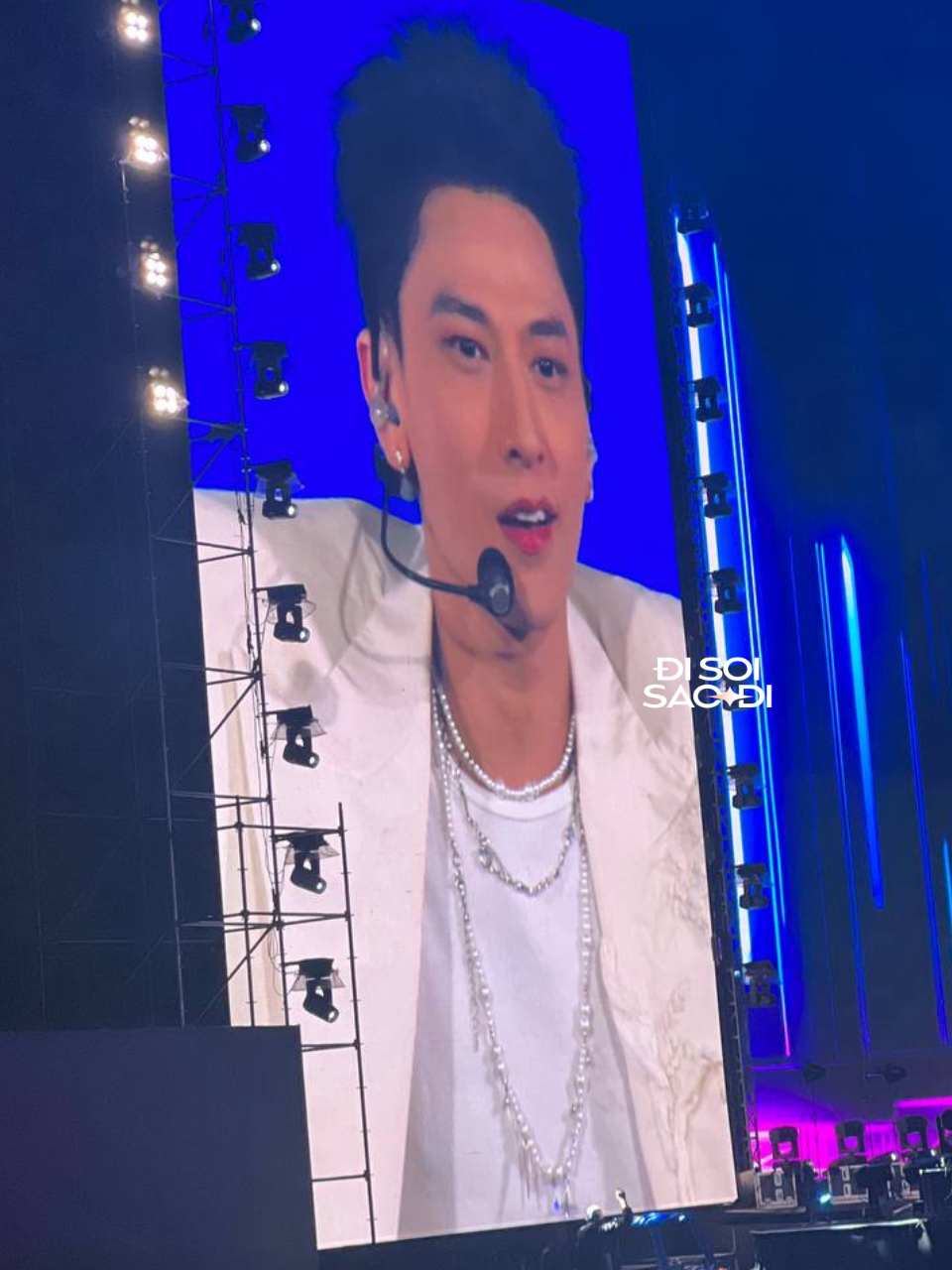 Là gương mặt đẹp hàng top showbiz bao nhiêu năm qua, visual của Issac khi được soi cận trên màn hình lớn hoàn toàn nổi bật và thu hút.