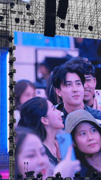 Fan boy đang hot trên MXH sau khoảnh khắc được lên sóng tại concert