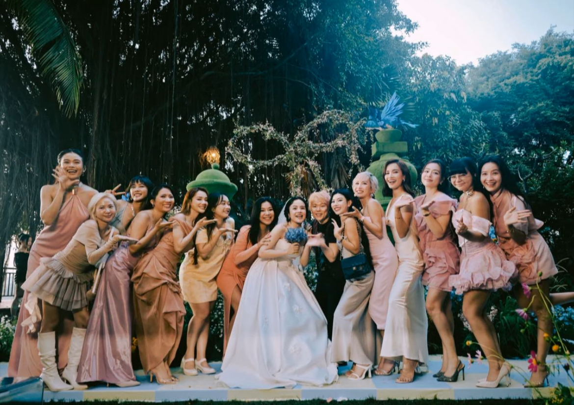 Dàn mỹ nhân diện trang phụ đúng với yêu cầu của cô dâu