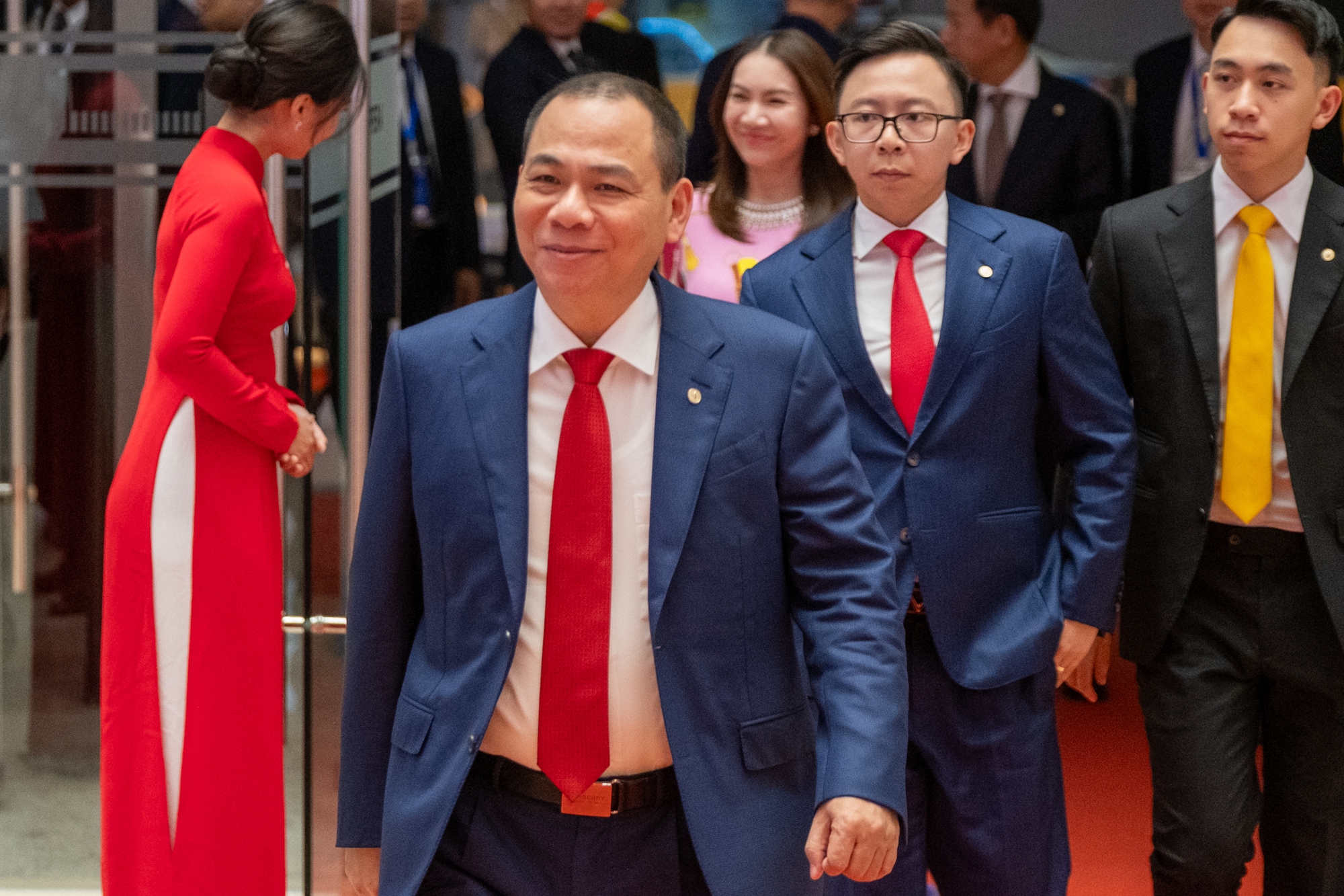 Khung hình hiếm thấy của tỷ phú Phạm Nhật Vượng cùng hai con trai là Phạm Nhật Quân Anh và Phạm Nhật Minh Hoàng (Ảnh: Lữ Phụng Tiên)