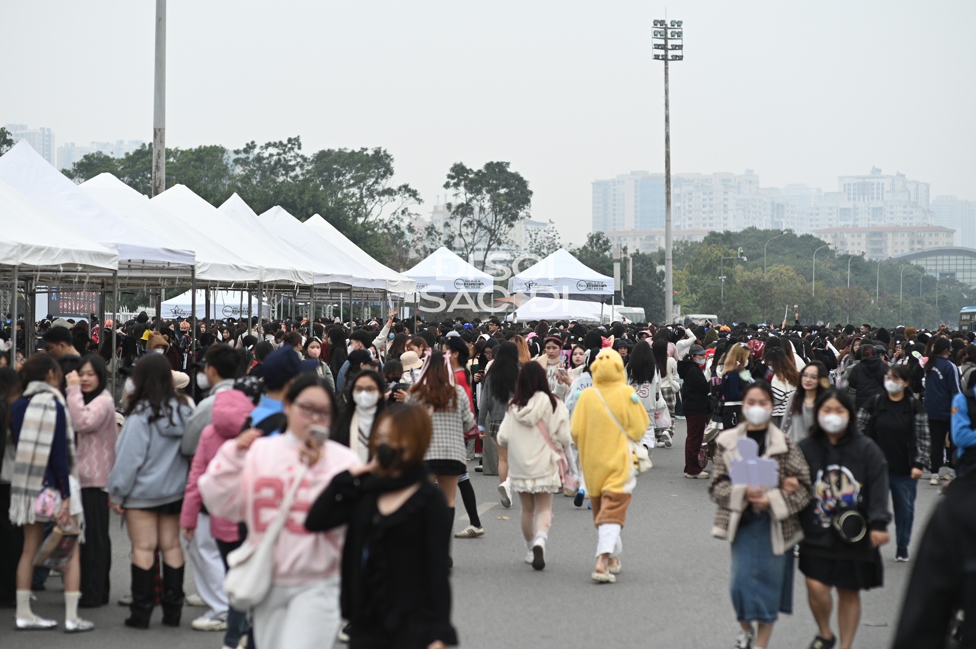 Cảnh tượng bên ngoài SVĐ Mỹ Đình vào chiều 7/12