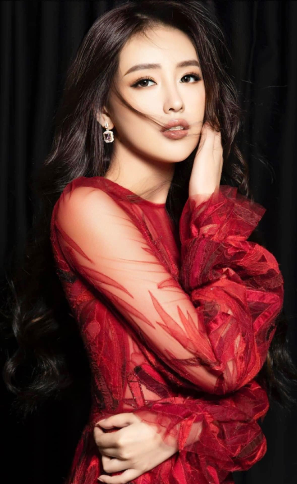  Sau gần 18 năm đăng quang, Mai Phương Thúy vẫn luôn là cái tên hot được đông đảo công chúng quan tâm.