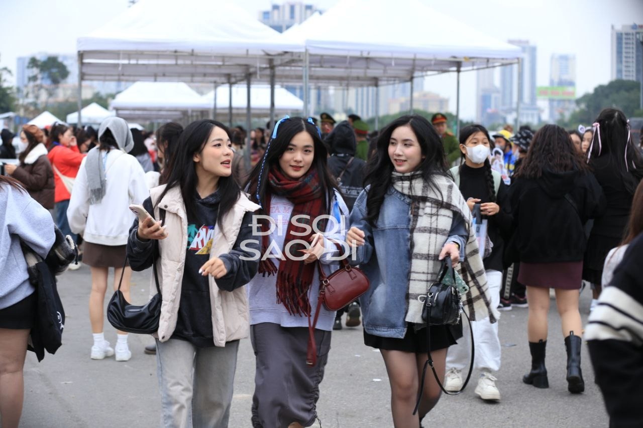 Từ sáng nay, nhiều gái xinh đã có mặt ở SVĐ Mỹ Đình để chờ check-in